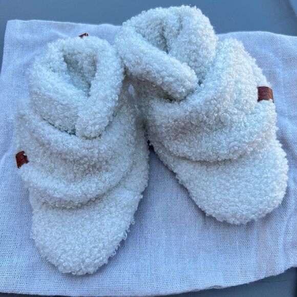 NWT Goumi Kids Alabaster Sherpa Baby Boots SZ 6-12 mo White Winter Booties - Picture 1 of 2